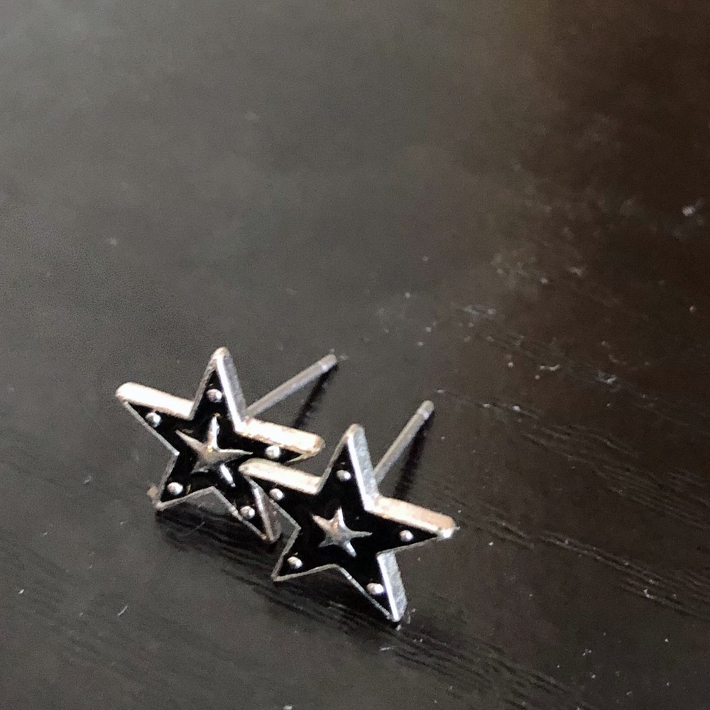 NWOT Francesca’s black & silver star earrings